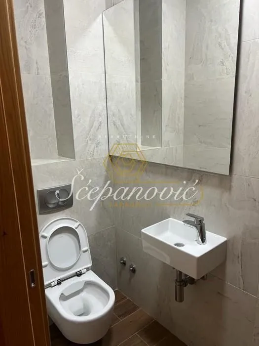 Prodaja, četvorosoban stan, 240m², Adamovićevo Naselje, Novi Sad Sve Podlokacije