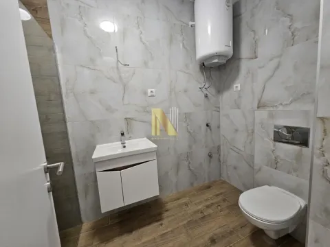 Moderno opremljeno kupatilo sa umivaonikom, WC šoljom i bojlerom. - image 10
