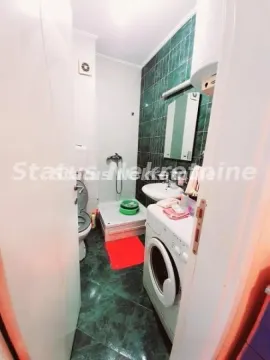 Manje kupatilo sa tuš kabinom, umivaonikom i veš mašinom. - image 11