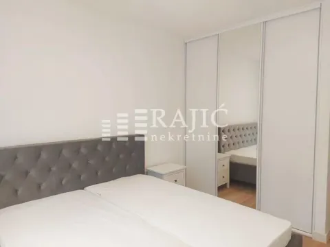 Furnished bedroom with a double bed and a mirrored built-in wardrobe. - image 5