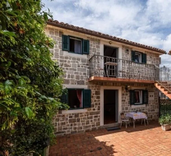 Izdavanje, garsonjera, 35m², Radovići, Tivat