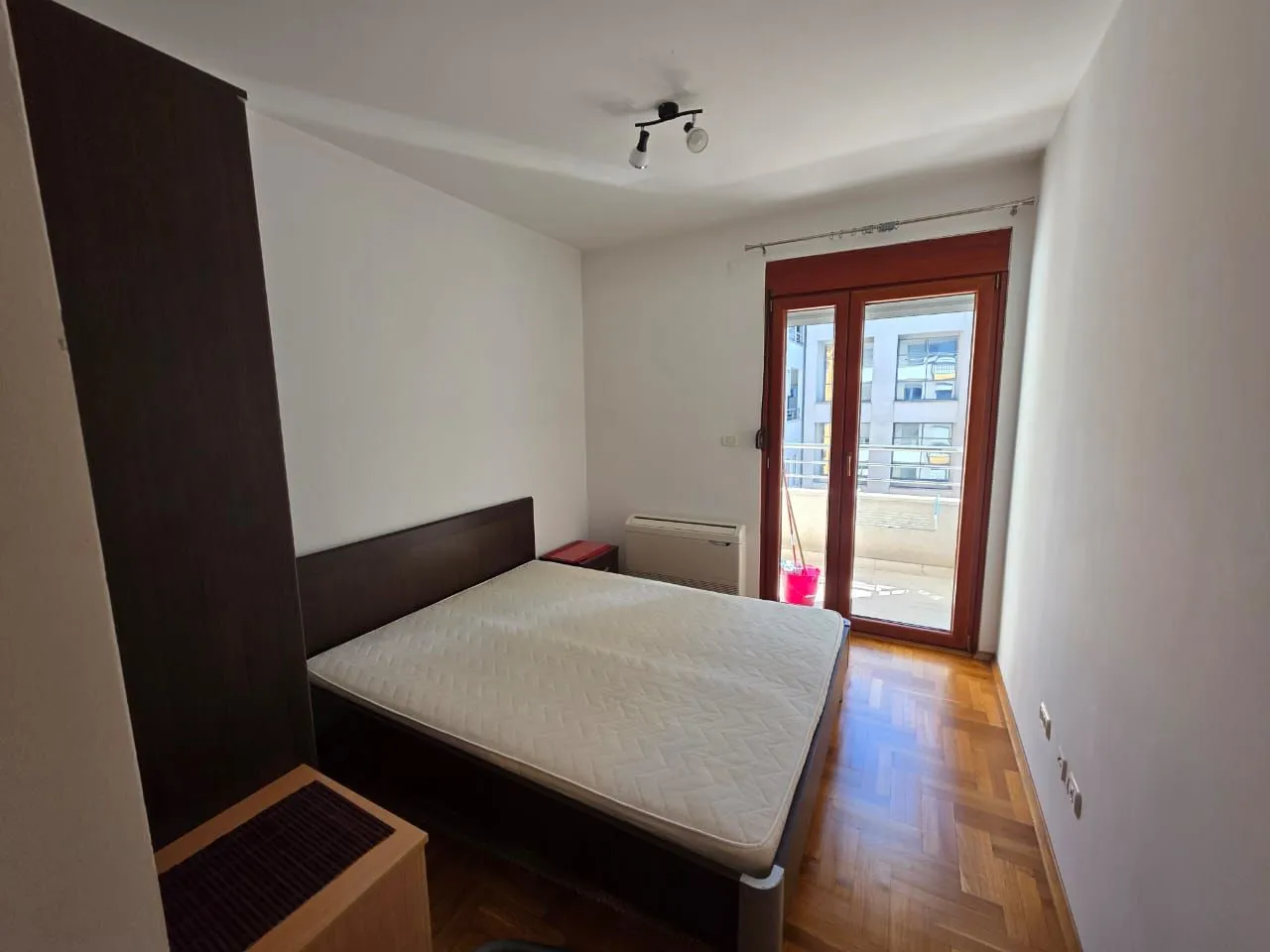 Izdavanje, jednosoban stan, 40m², Pobrežje, Podgorica