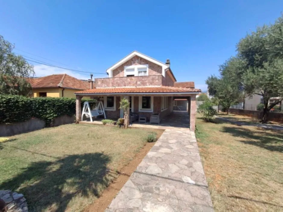 Izdavanje, kuća, 120m², Tološi, Podgorica