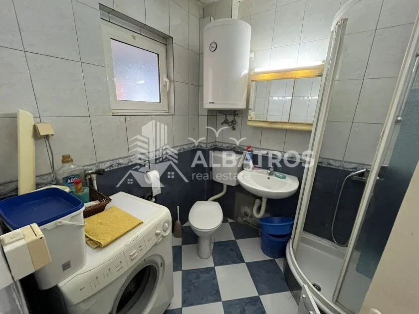 Kupatilo sa tuš kabinom, umivaonikom, toaletom i veš mašinom.