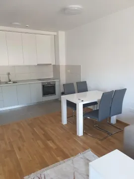 Moderna kuhinja sa trpezarijom i bijelim elementima. - image 8
