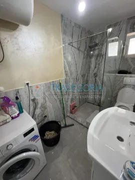 Kupatilo opremljeno tuš kabinom, umivaonikom, toaletom i veš mašinom. - image 5