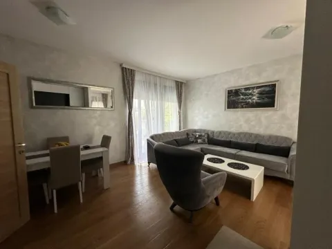 Dnevna soba sa garniturom, foteljom i trpezarijskim stolom. - image 10