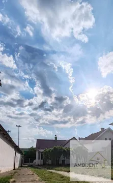 Pogled na dvorište i okolne kuće sa oblačnim nebom. - image 3