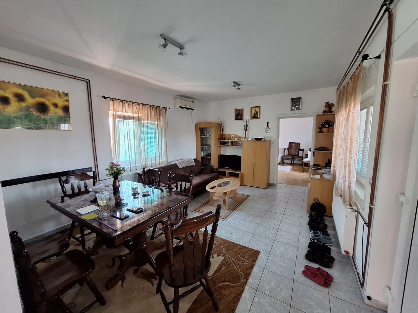 Dnevna soba sa trpezarijom i garniturom za sedenje.
