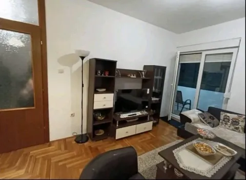 Dnevna soba sa TV policom, garniturom i izlazom na terasu. - image 8