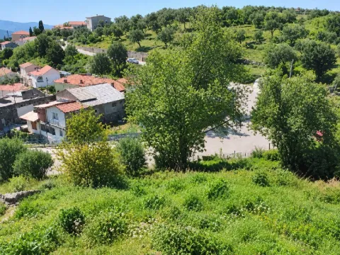 Pogled sa zemljišta na okolno seosko naselje i zelenilo. - image 2
