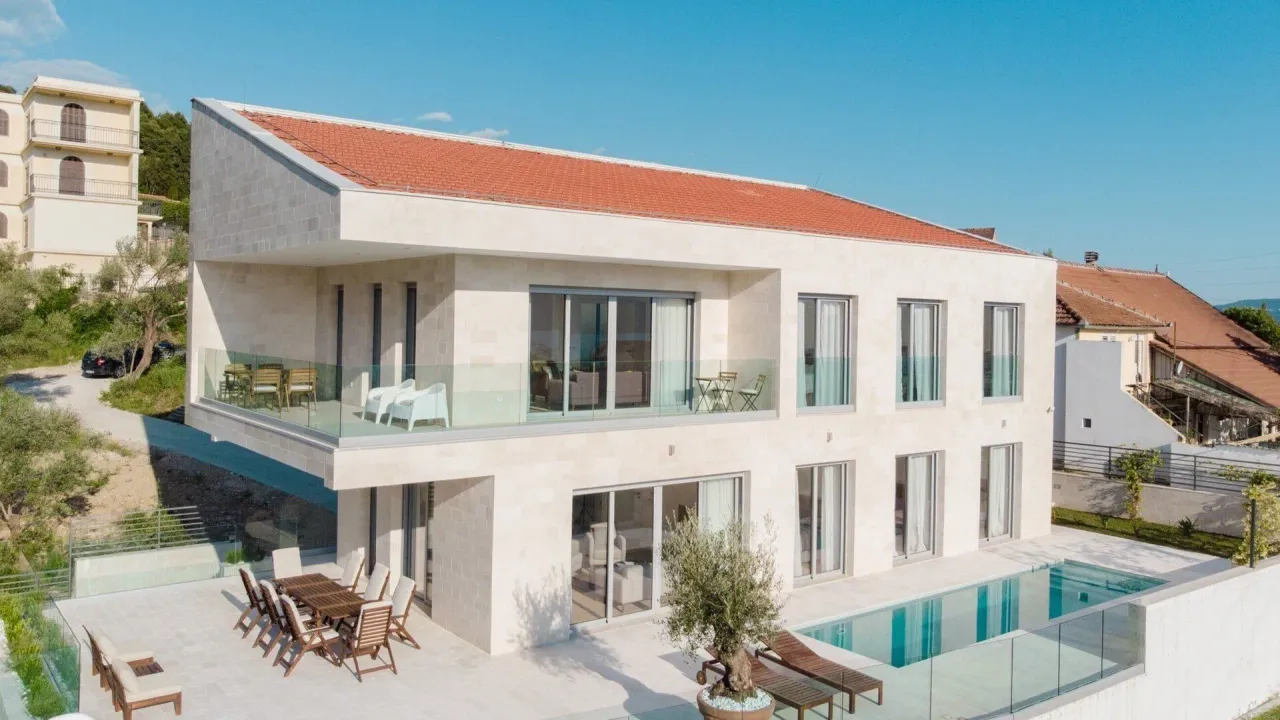 Izdavanje, četvorosoban stan, 273m², Marići, Tivat