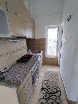 Manja kuhinja sa elementima i ugradnom pločom. - image 8