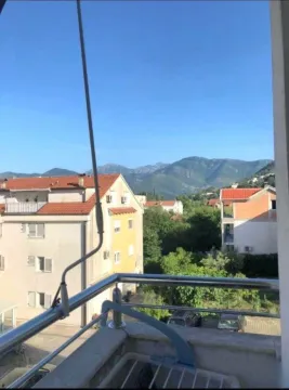 Pogled sa terase na okolne zgrade i planine. - image 2