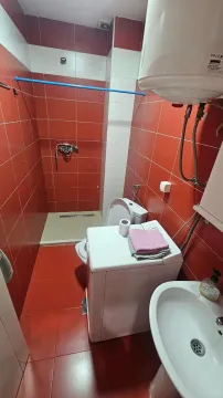 Kupatilo sa tuš kabinom, WC šoljom, umivaonikom i veš mašinom. - image 11