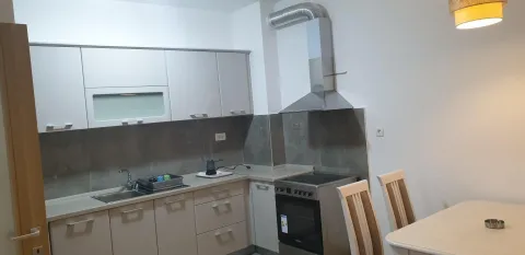 Svijetla i moderna kuhinja sa trpezarijskim stolom i stolicama. - image 6