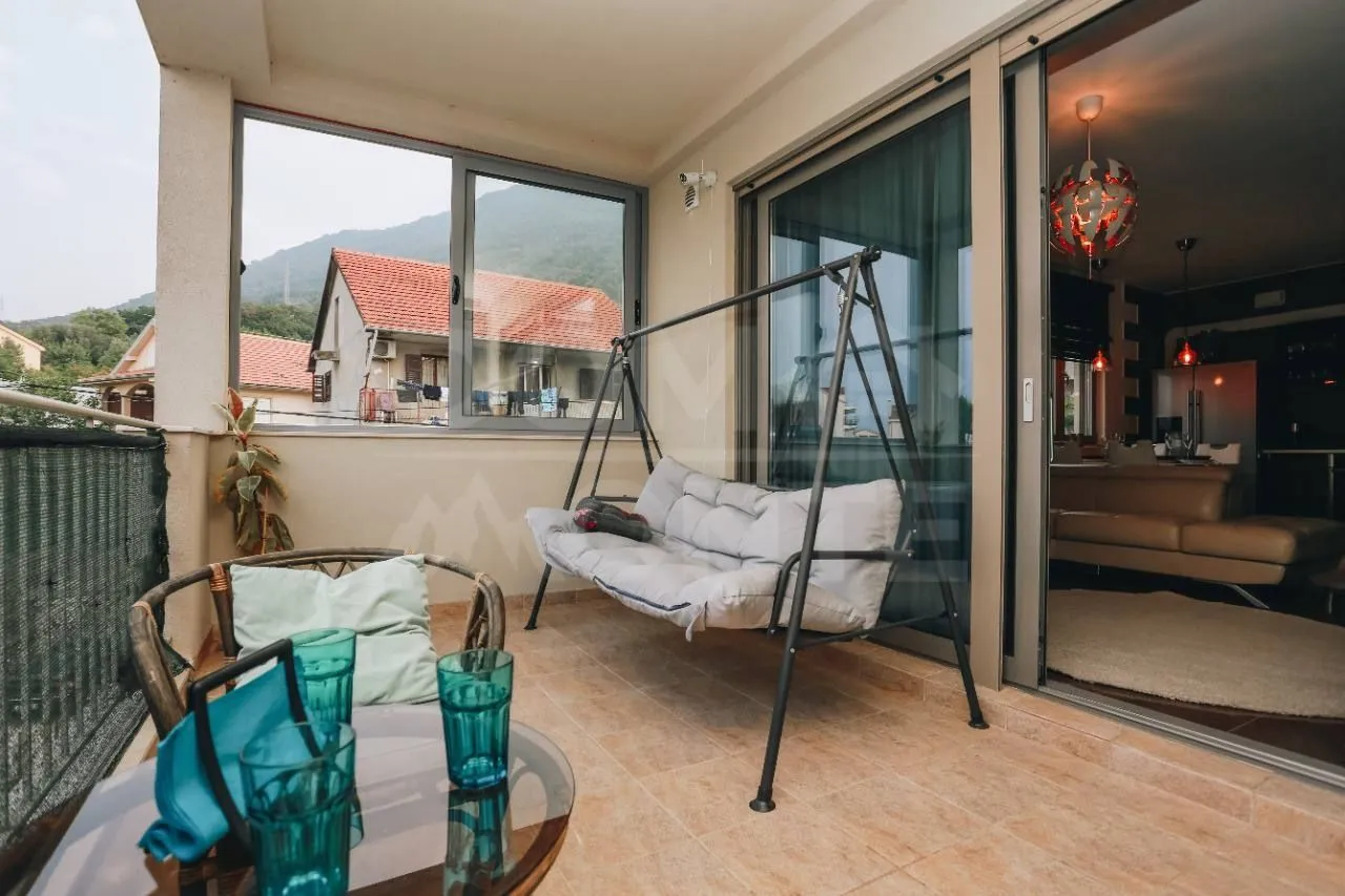 Izdavanje, dvosoban stan, 80m², Tivat, Crna Gora