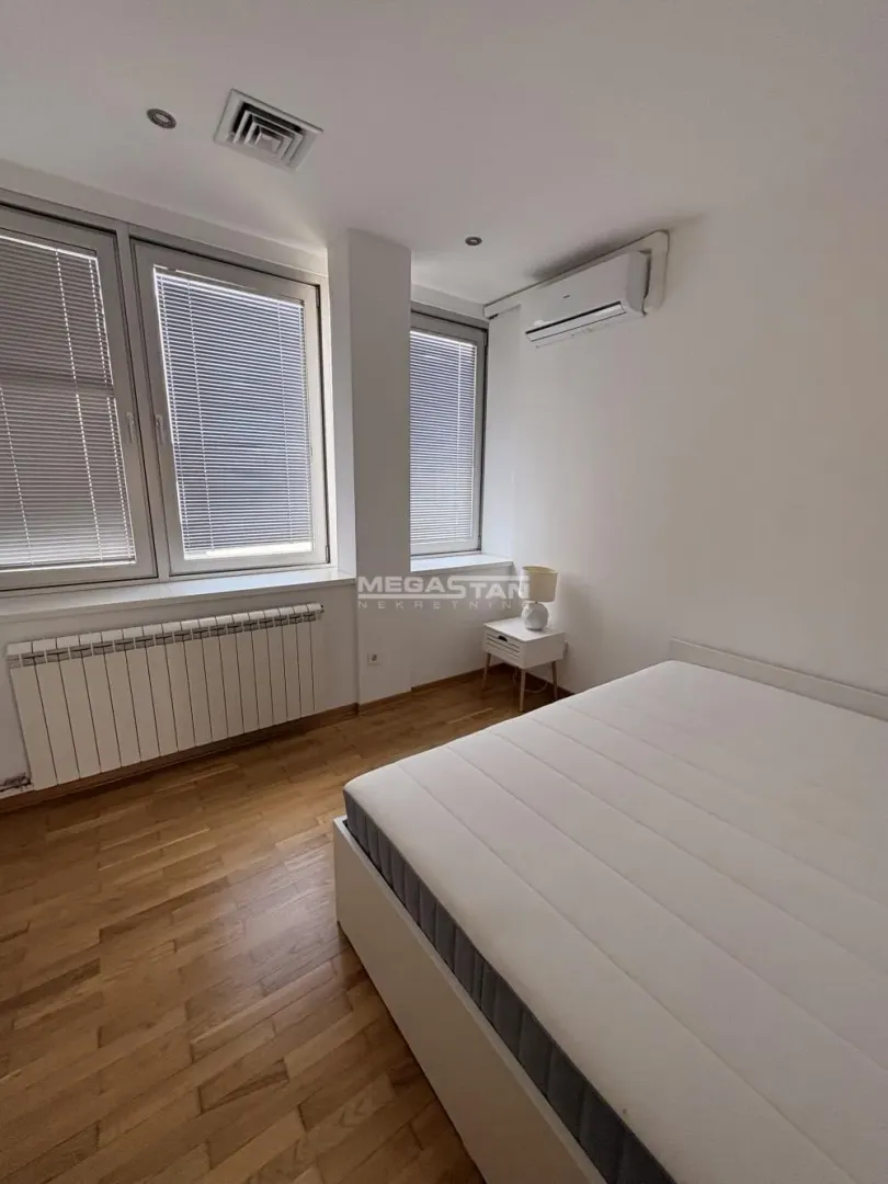 Izdavanje, četvorosoban stan, 220m², Savski Venac, Beograd