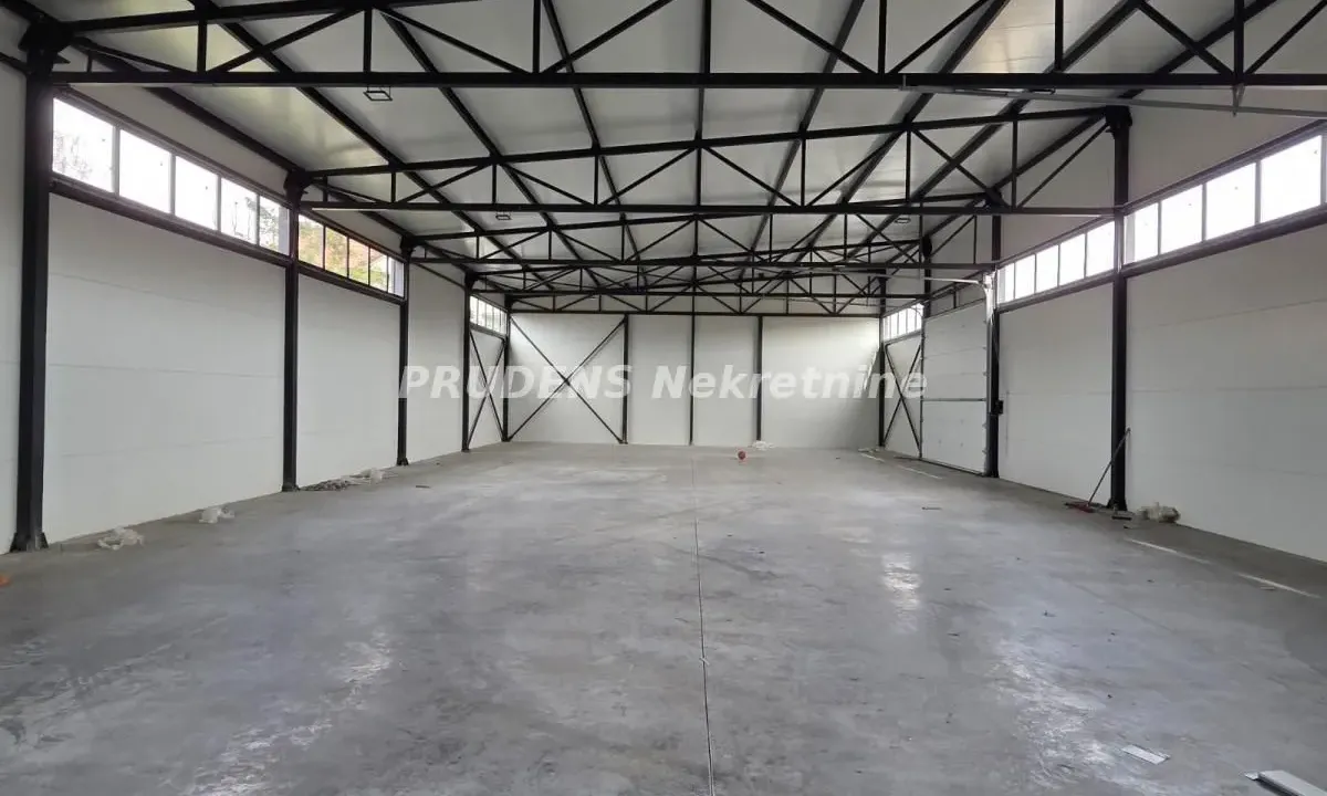 Izdavanje, poslovni prostor, 420m², Surčin, Beograd