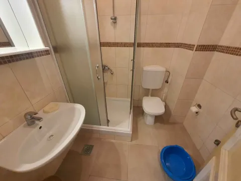 Kupatilo opremljeno tuš kabinom, umivaonikom i wc šoljom. - image 6