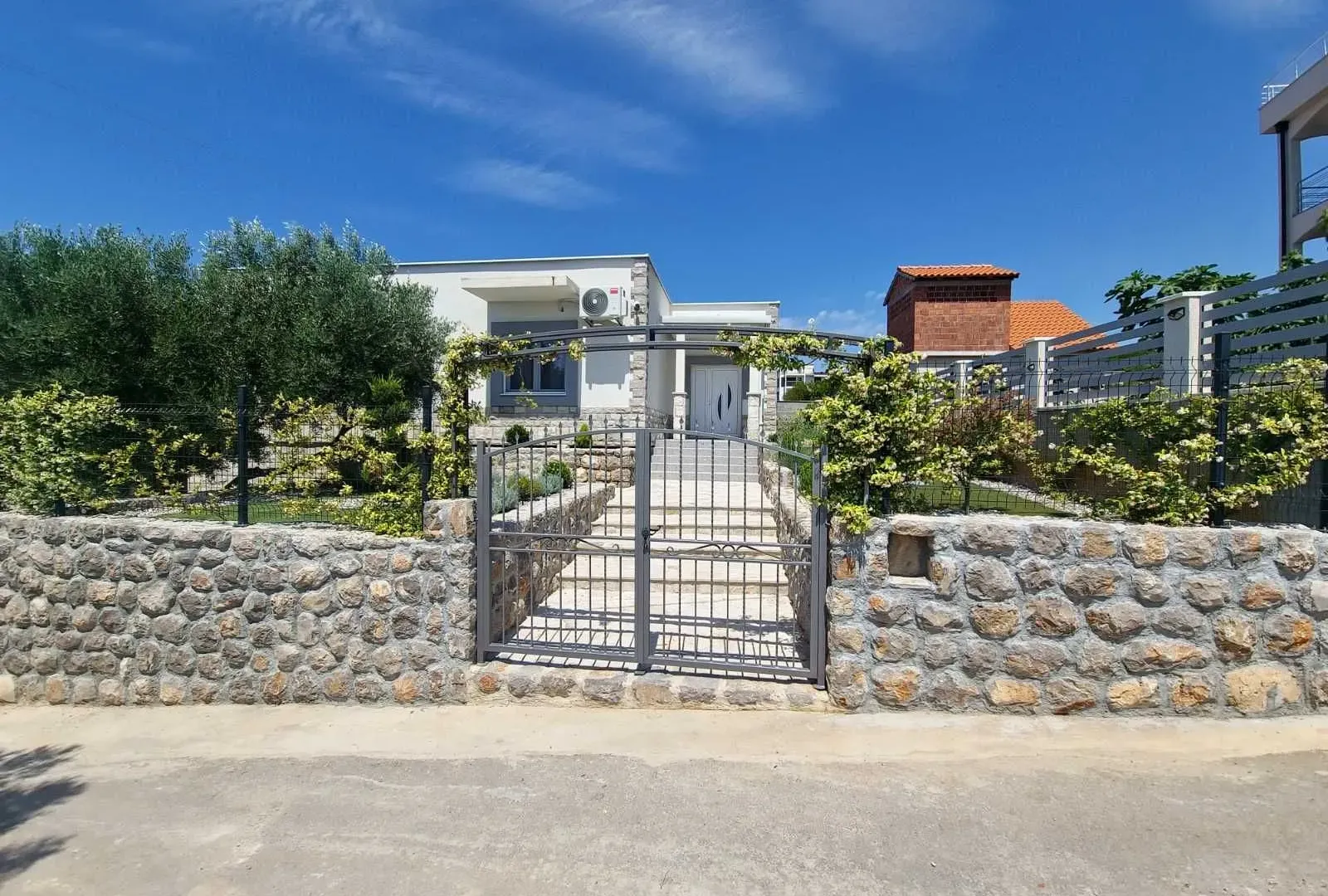 Izdavanje, kuća, 110m², Krimovica, Kotor