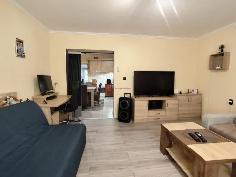 Dnevna soba sa garniturom, TV-om i radnim stolom, sa pogledom na trpezariju. - image 7