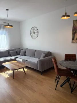 Dnevna soba sa ugaonom garniturom, stočićem i trpezarijskim stolom. - image 7