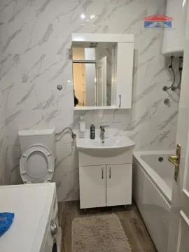 Manje kupatilo sa belim pločicama, umivaonikom, wc šoljom i kadom. - image 17