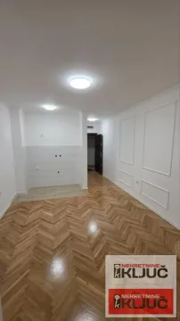 Nenameštena kuhinja sa pločicama i drvenim podom. - image 7