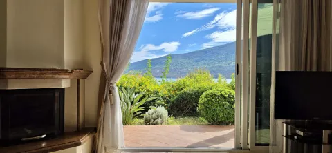 Pogled iz dnevne sobe na terasu, dvorište i more. - image 19