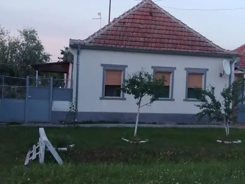 Sale, house, 112m², Sečanj, Srbija - image 1