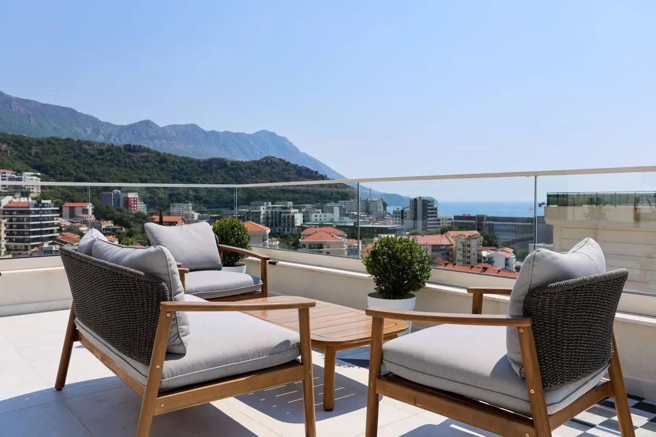 Rent, two bedroom apartment, 75m², Bečići, Budva