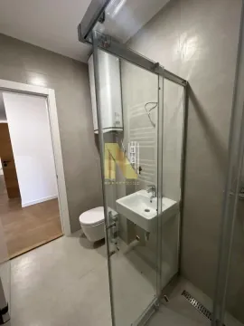Moderno opremljeno kupatilo sa tuš kabinom, umivaonikom i WC šoljom. - image 9