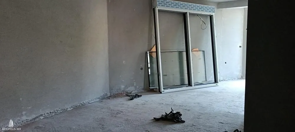 Neuređena prostorija u fazi izgradnje sa postavljenom stolarijom.