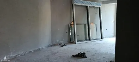 Neuređena prostorija u fazi izgradnje sa postavljenom stolarijom. - image 6
