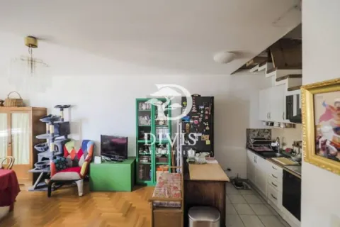 Dnevna soba sa trpezarijskim delom i ugrađenom kuhinjom u pozadini. - image 4