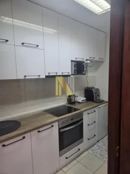 Prikaz manje, svetle kuhinje sa belim elementima i ugrađenom rernom. - image 3
