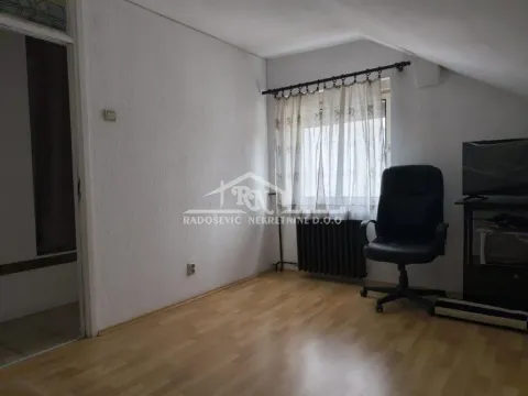 Prazna soba sa laminatom, radnom stolicom i prozorom sa zavesama. - image 7