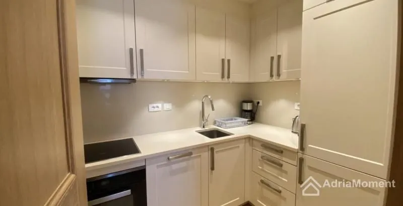 Prodaja, jednosoban stan, 83m², Centar, Tivat