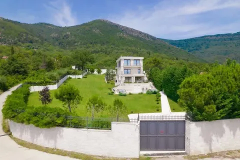 Pogled iz vazduha na imanje sa velikom kućom i dvorištem okruženim zelenilom. - image 13