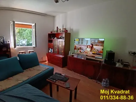 Dnevna soba sa garniturom, televizorom i drvenim nameštajem. - image 2
