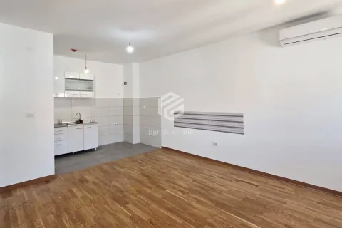 Rent, two bedroom apartment, 64m², City Kej, Podgorica - image 3