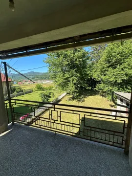 Pogled sa balkona na dvorište i okolni pejzaž. - image 4