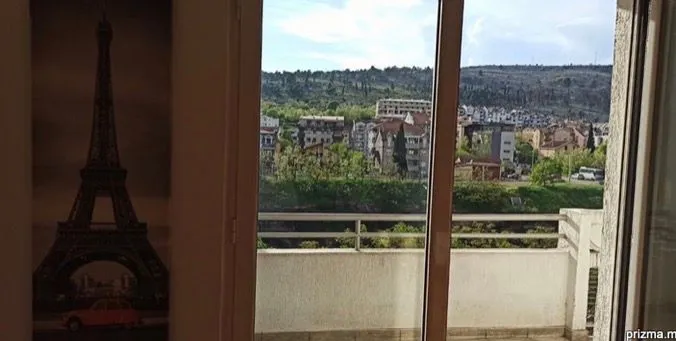 Pogled sa terase na grad i okolno zelenilo.