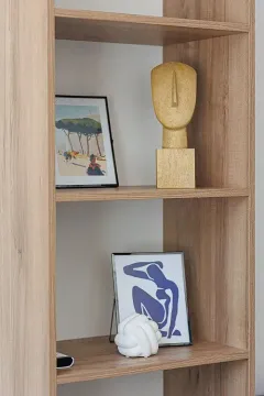Detalj drvene police sa dekorativnim figurama i uramljenim slikama. - image 15
