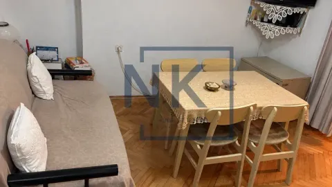 Dnevni boravak sa kaučem i trpezarijskim stolom. - image 7