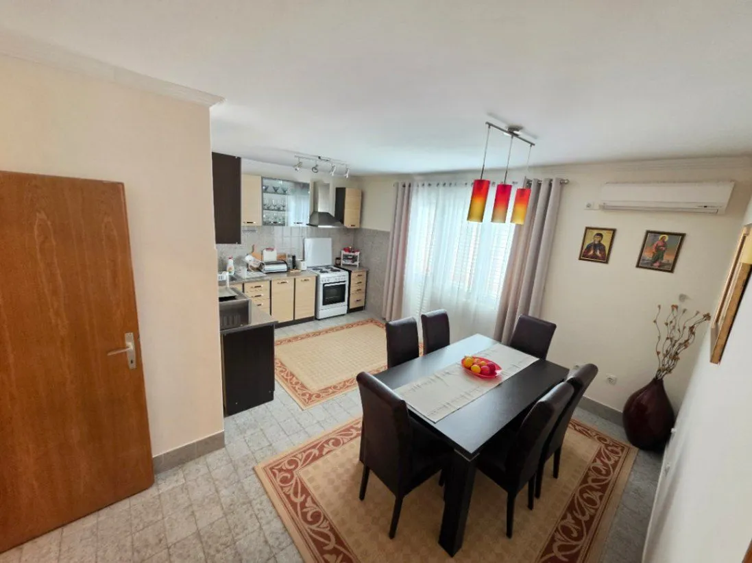 Izdavanje, četvorosoban stan, 140m², Tološi, Podgorica