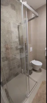 Savremeno opremljeno kupatilo sa tuš kabinom i wc šoljom. - image 9