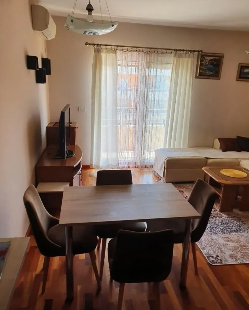 Izdavanje, dvosoban stan, 72m², City Kvart, Podgorica