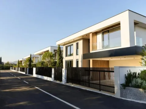 Sale, house, 262m², Gorica C, Podgorica - image 2